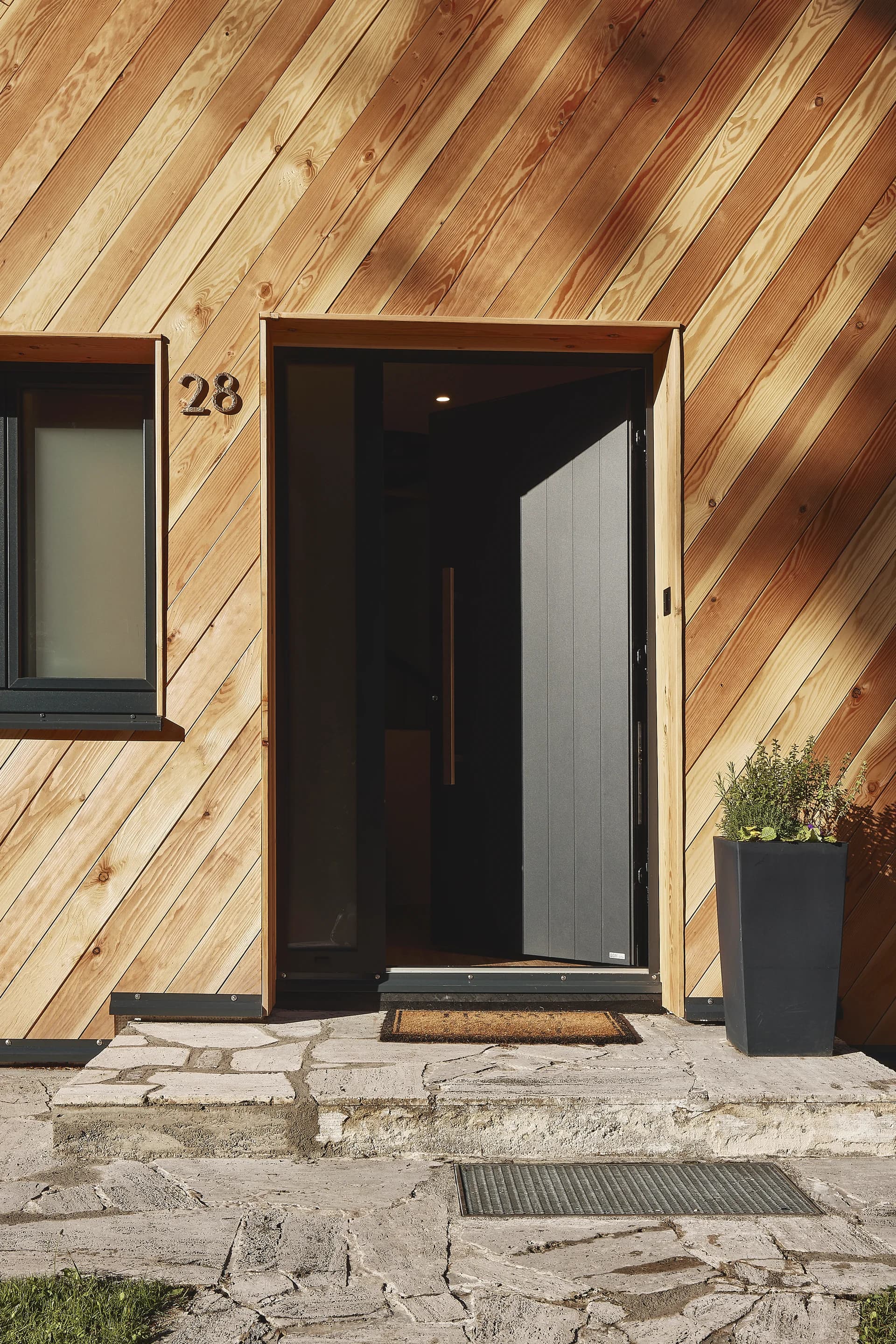 HAUS28 – Eingang und Gartenbereich