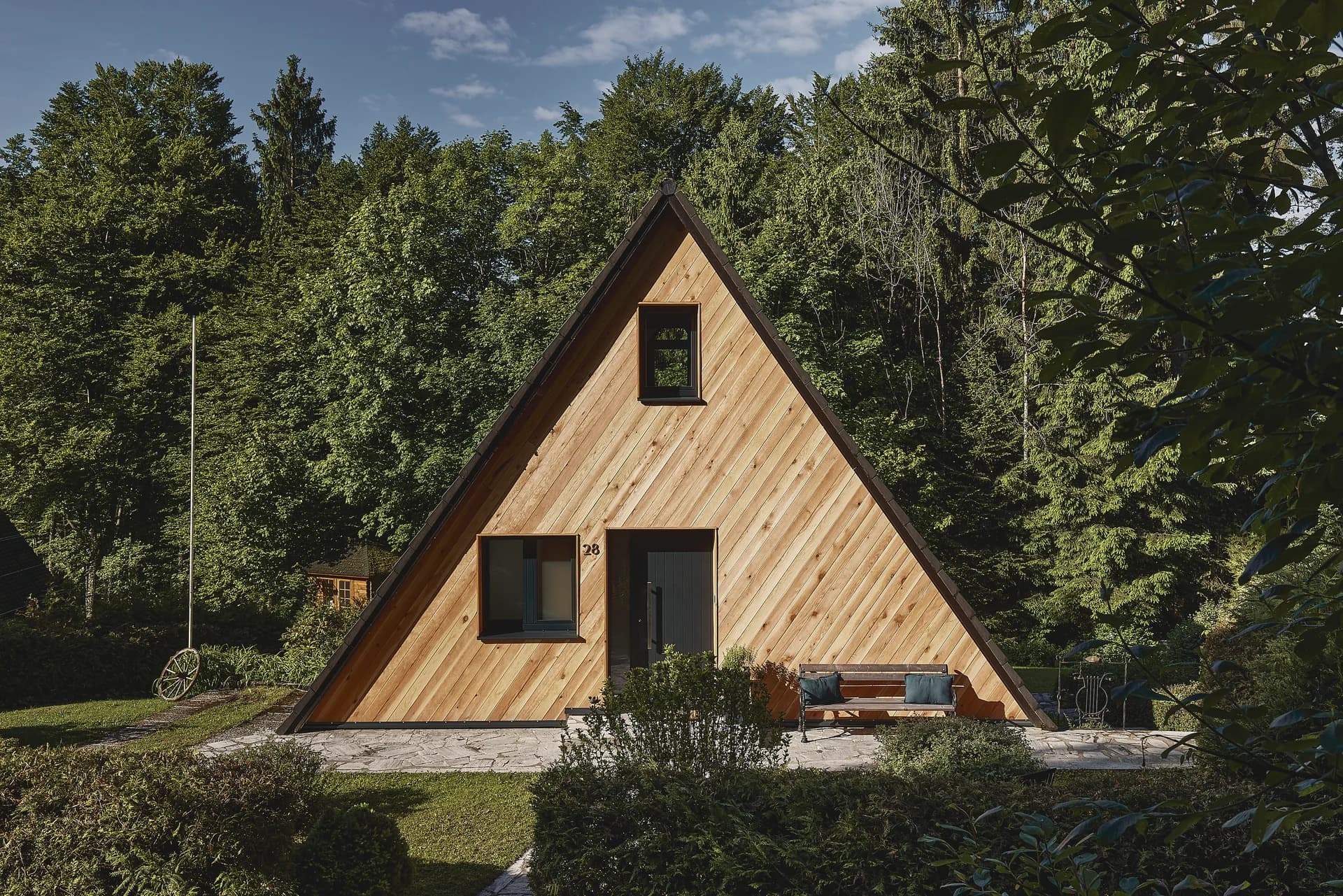 HAUS28 – A-Frame Frontansicht im Abendlicht