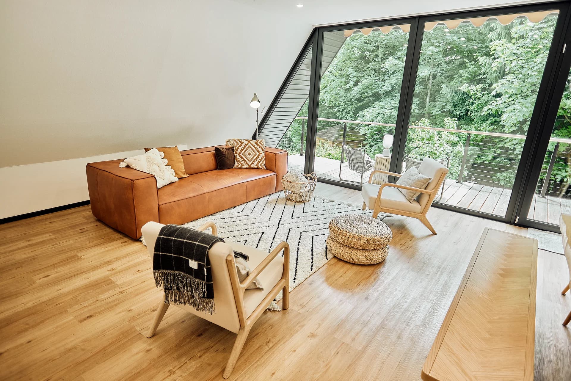 HAUS28 – Wohnbereich mit Panoramafenster zum Wald