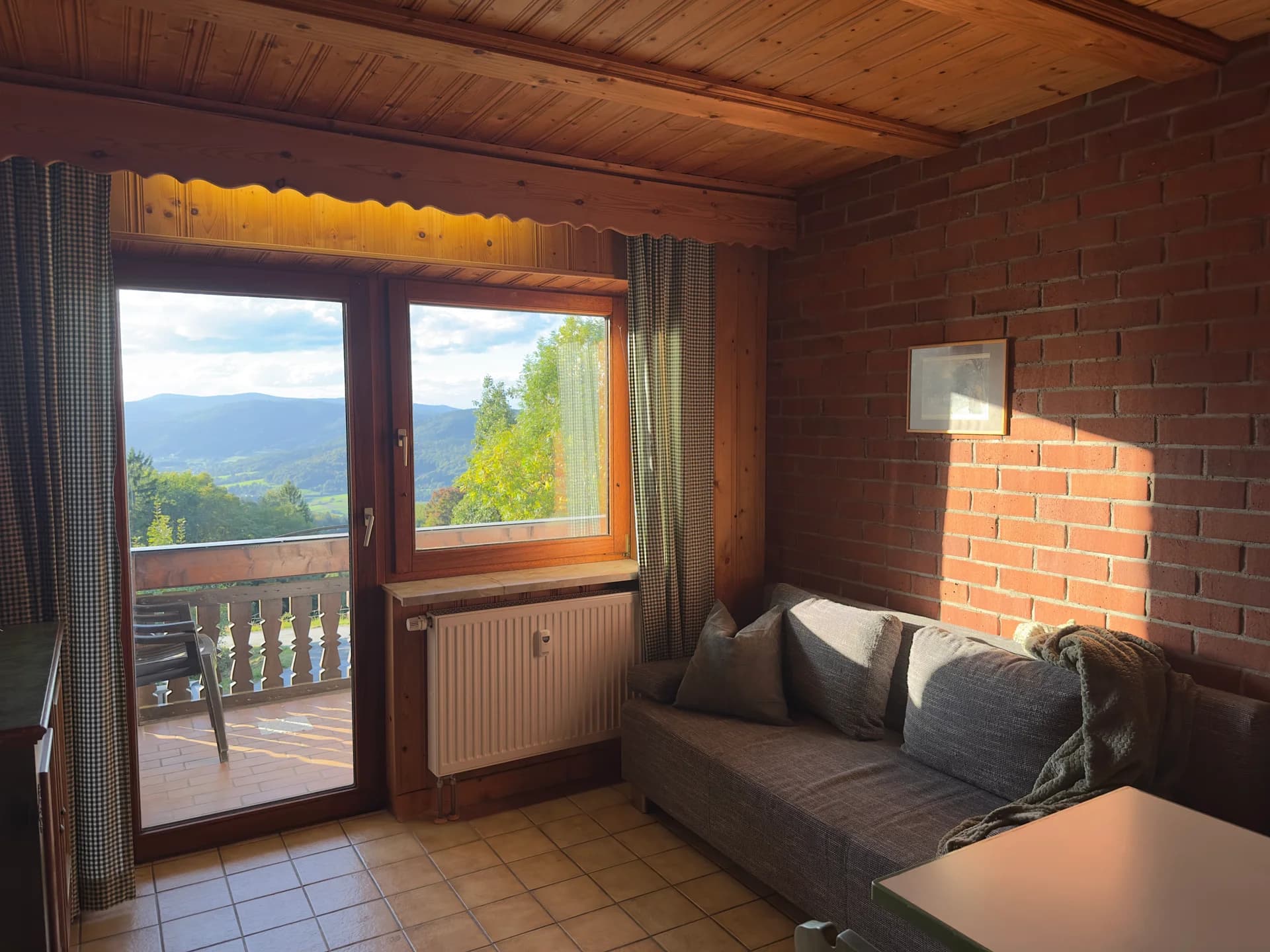 Apartment A2 – Wohnzimmer mit Panoramablick