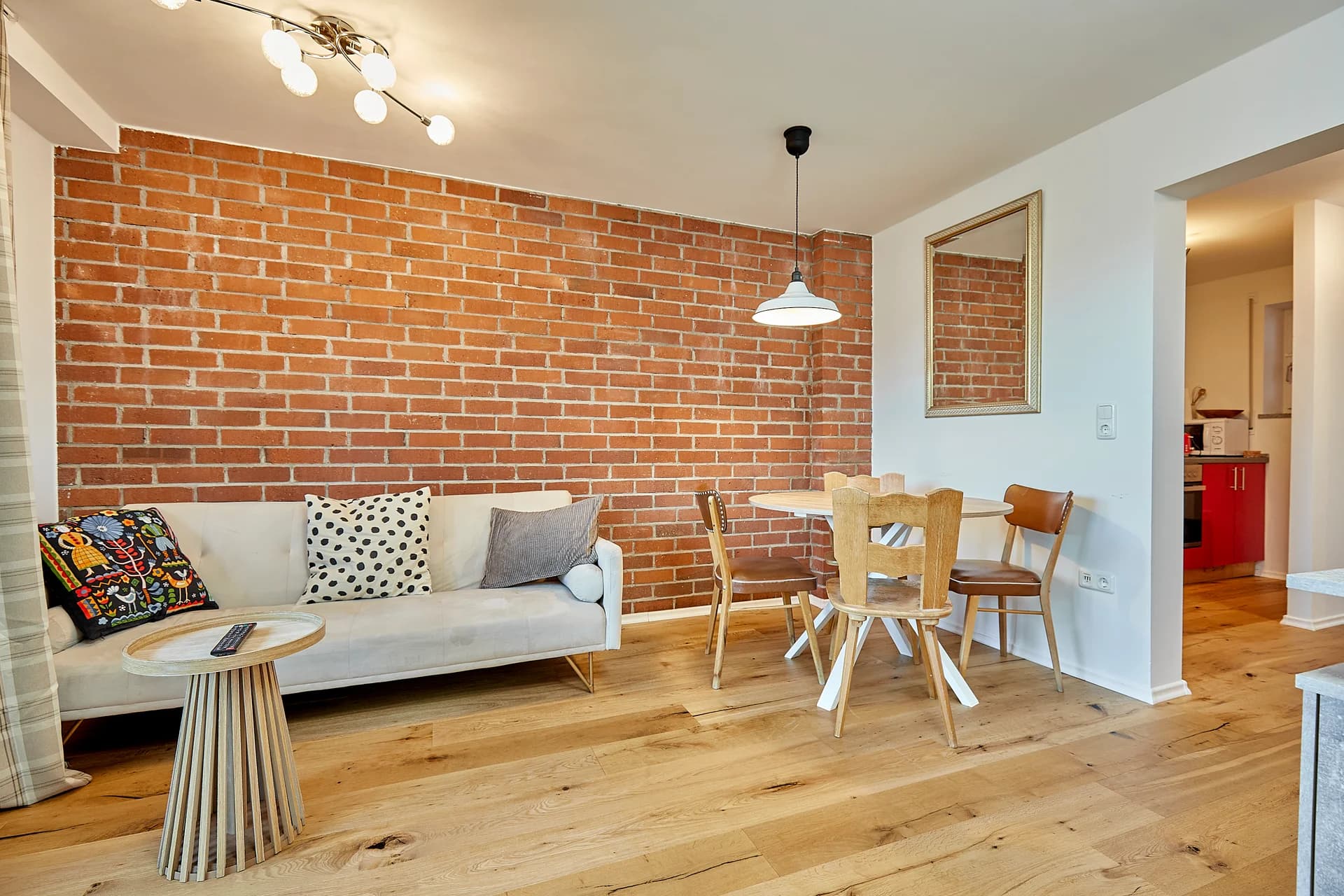 Apartment B5 – Wohnzimmer mit Backsteinwand