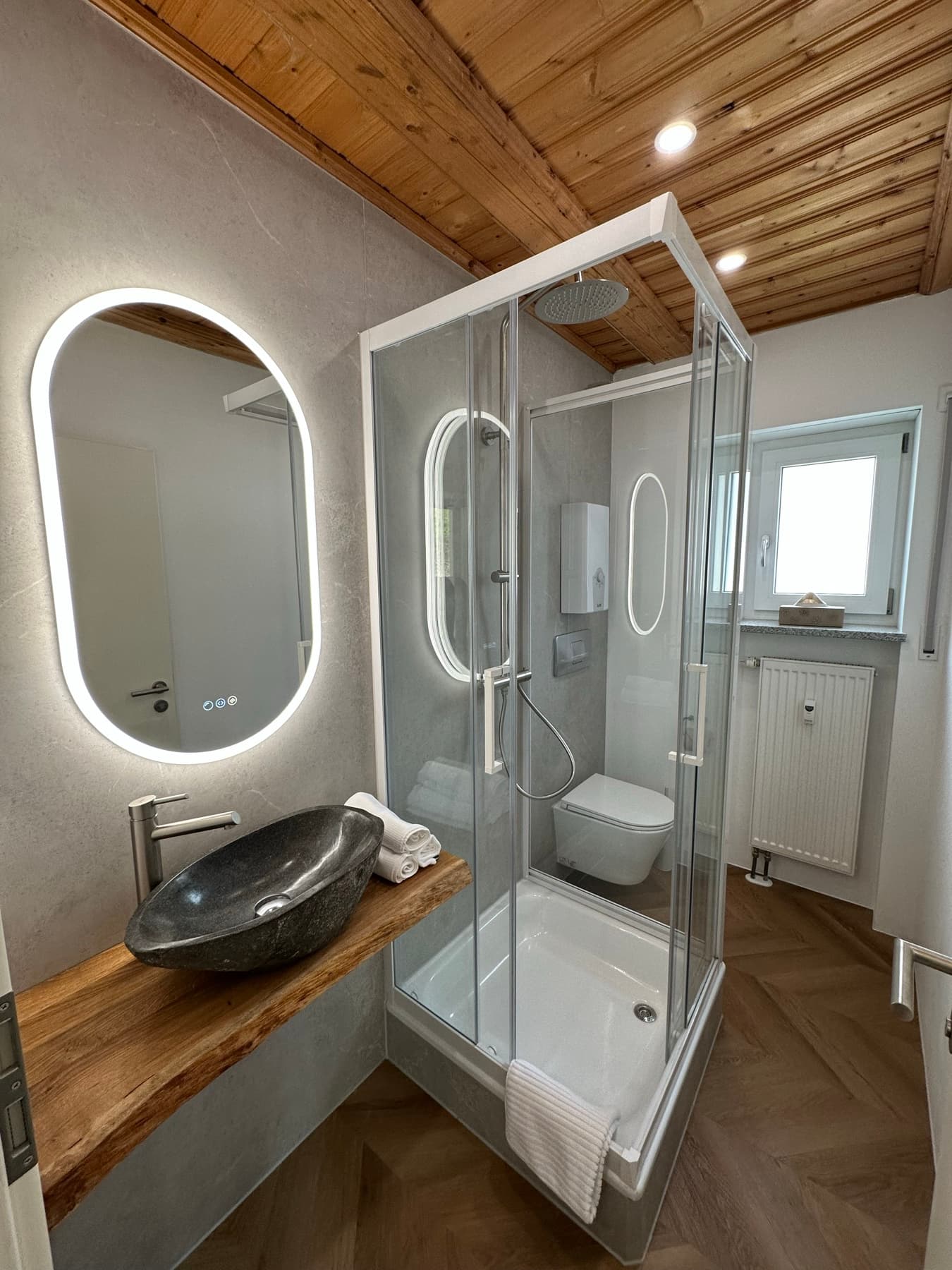 Apartment B7 – Badezimmer mit Naturstein-Waschbecken & Holzdecke