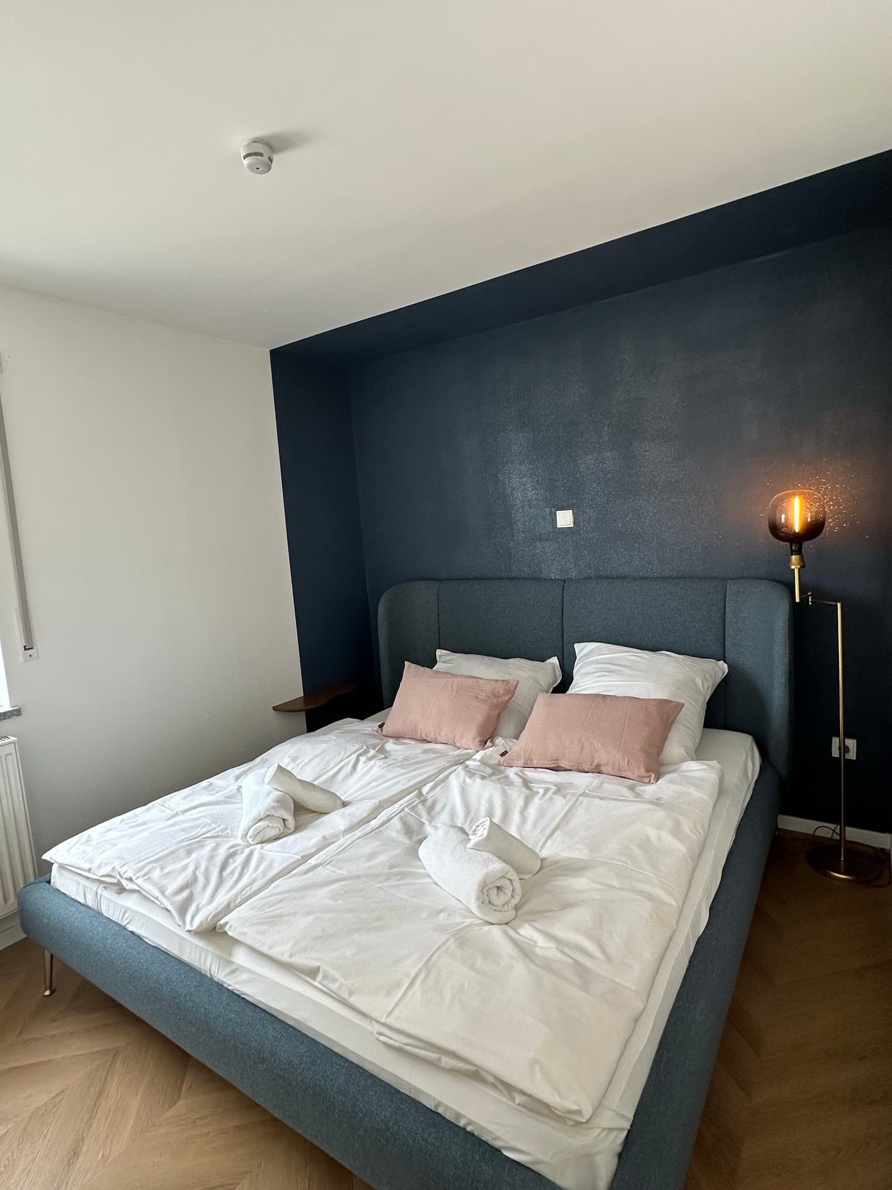 Apartment B7 – Schlafzimmer 1 mit Kingsize-Bett
