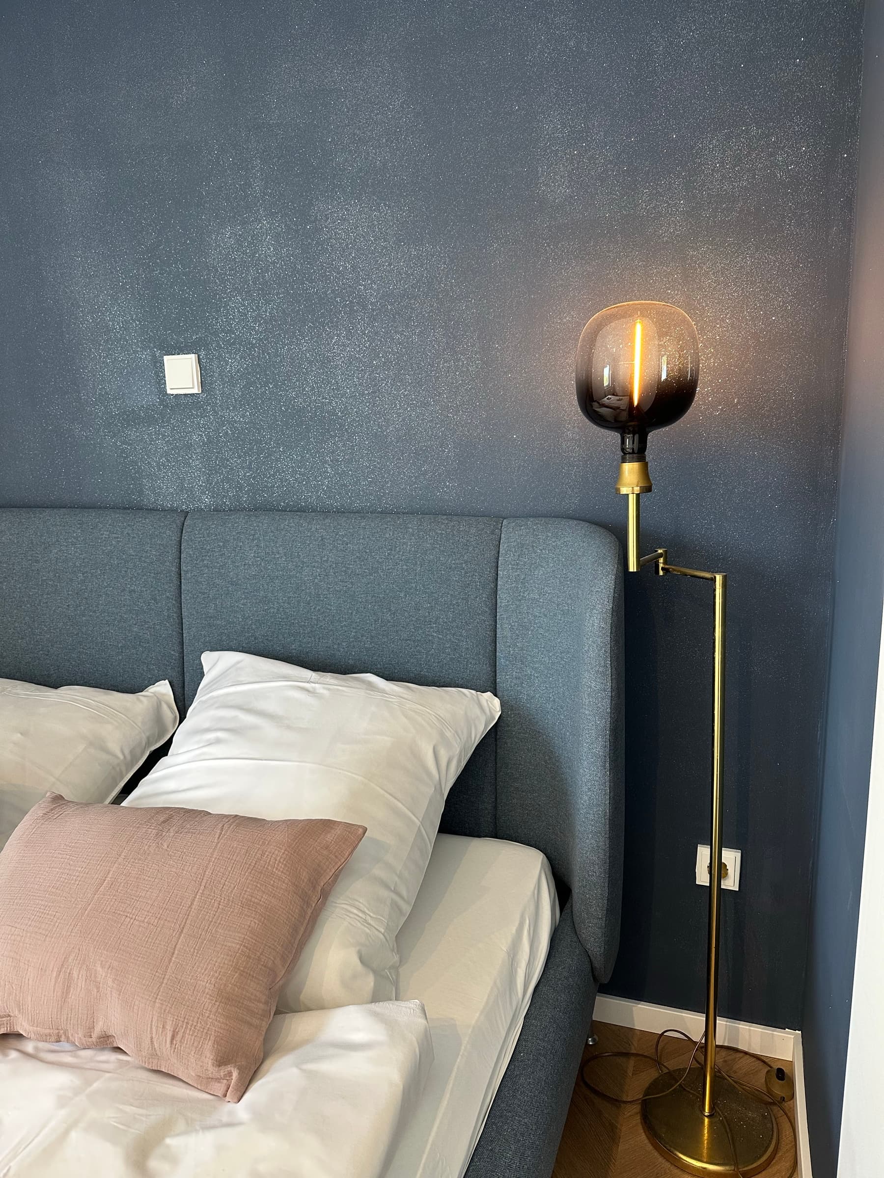 Apartment B7 – Schlafzimmer 1 Messinglampe Detail