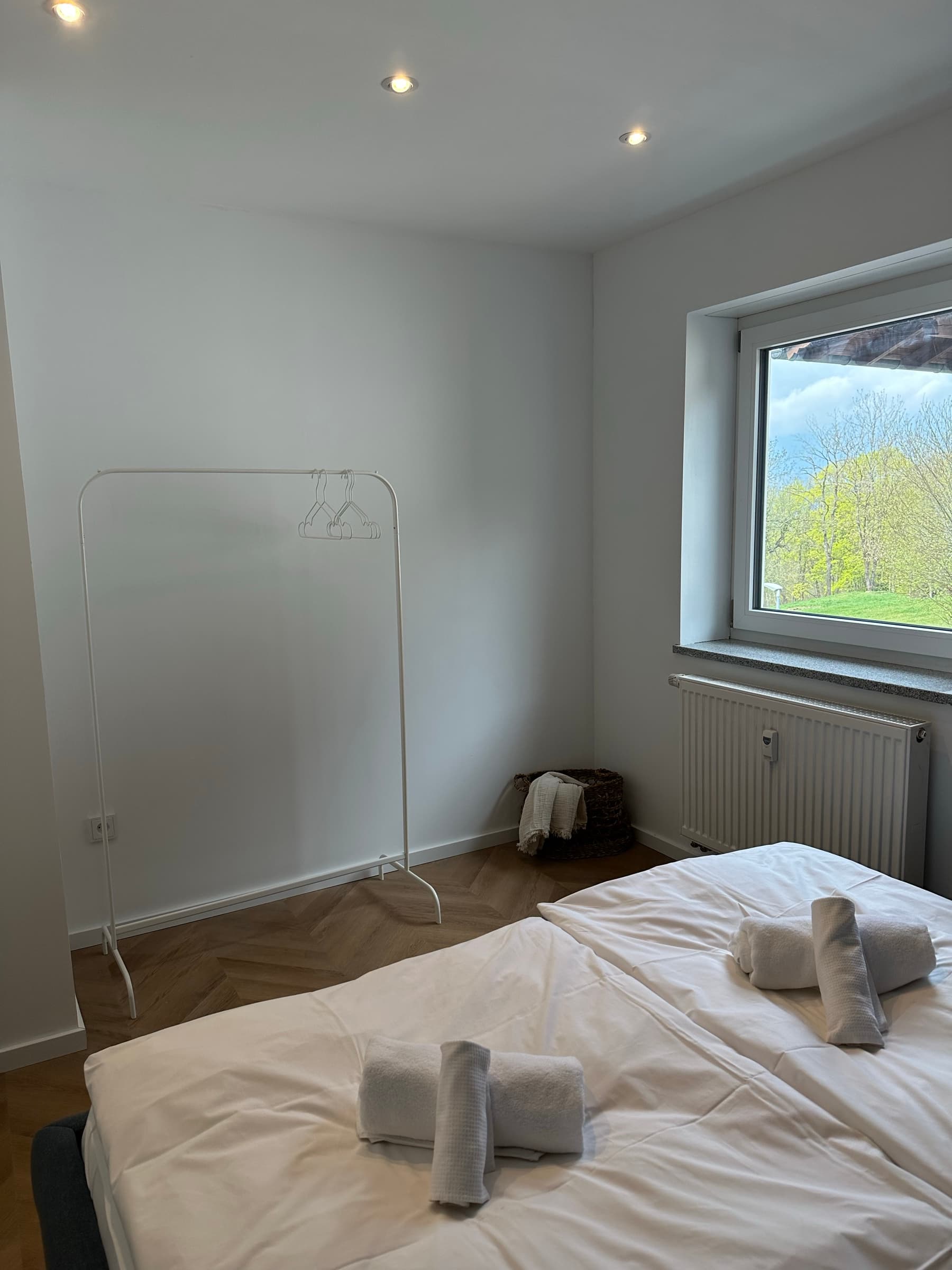 Apartment B7 – Schlafzimmer 3 mit Waldblick