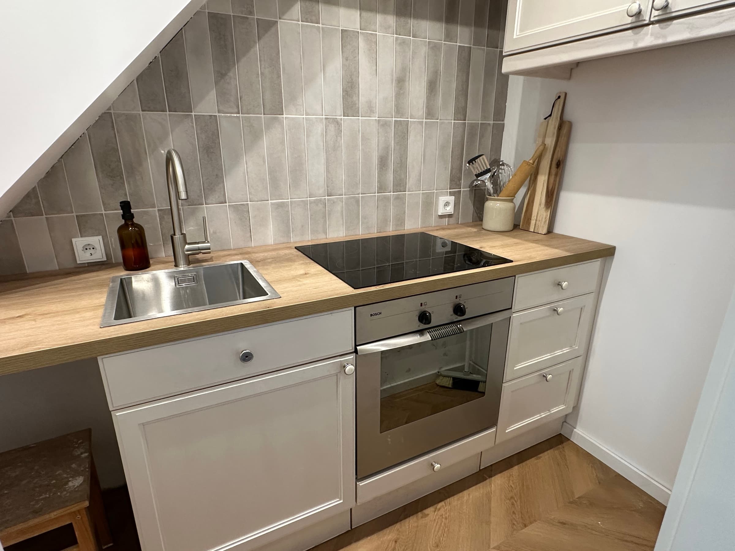 Apartment B7 – Küche mit Herd & Ofen