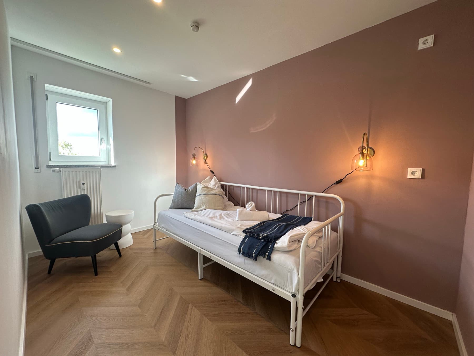 Apartment B7 – Schlafzimmer 2 Gesamtansicht mit Wandlampen