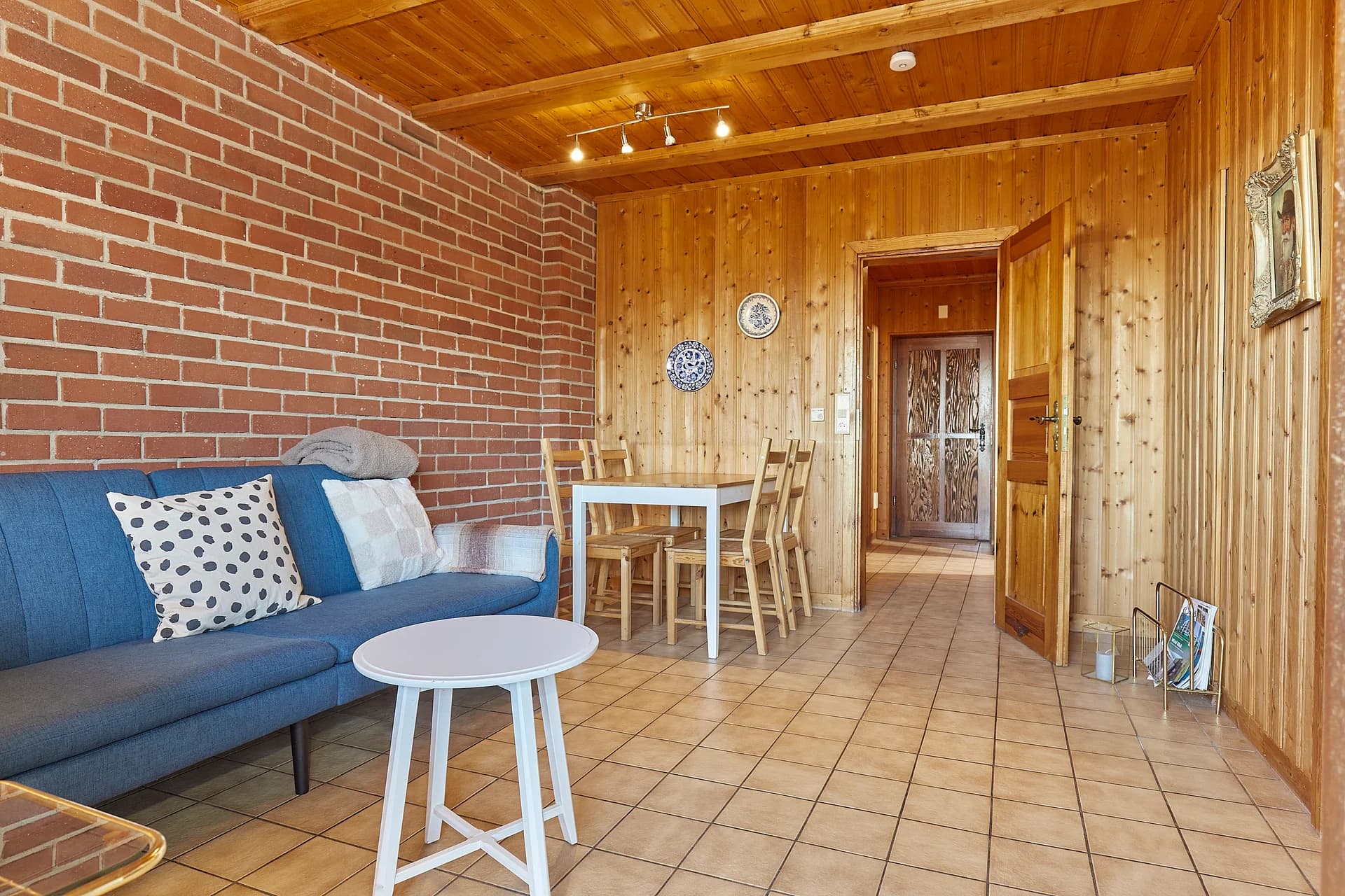 Apartment B8 – Wohnzimmer mit blauem Sofa