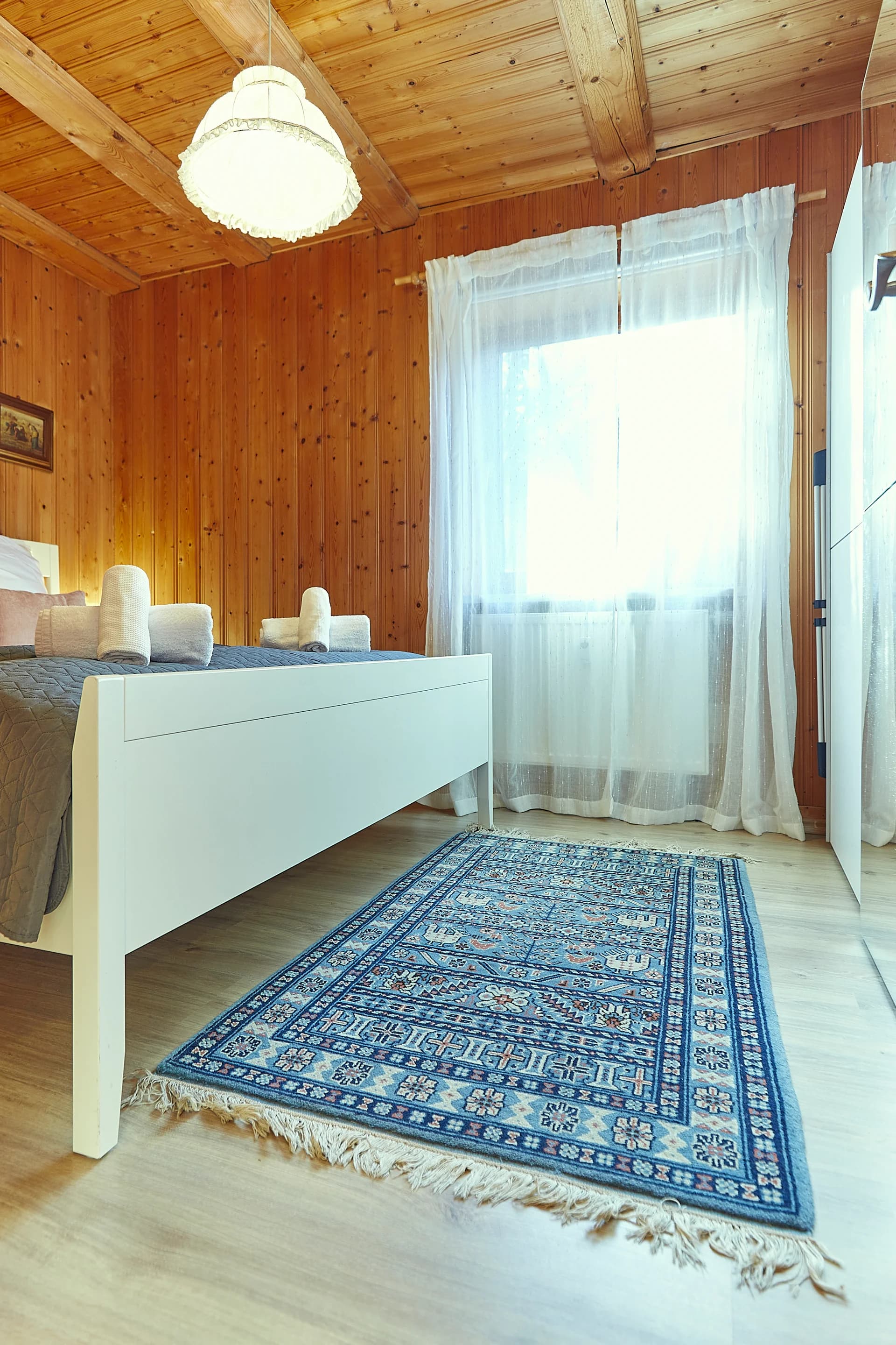 Apartment B8 – Schlafzimmer mit Teppich