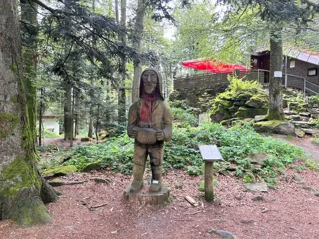 Geschnitzte Holzfigur „Jackl“ im Wald am Brotjacklriegel