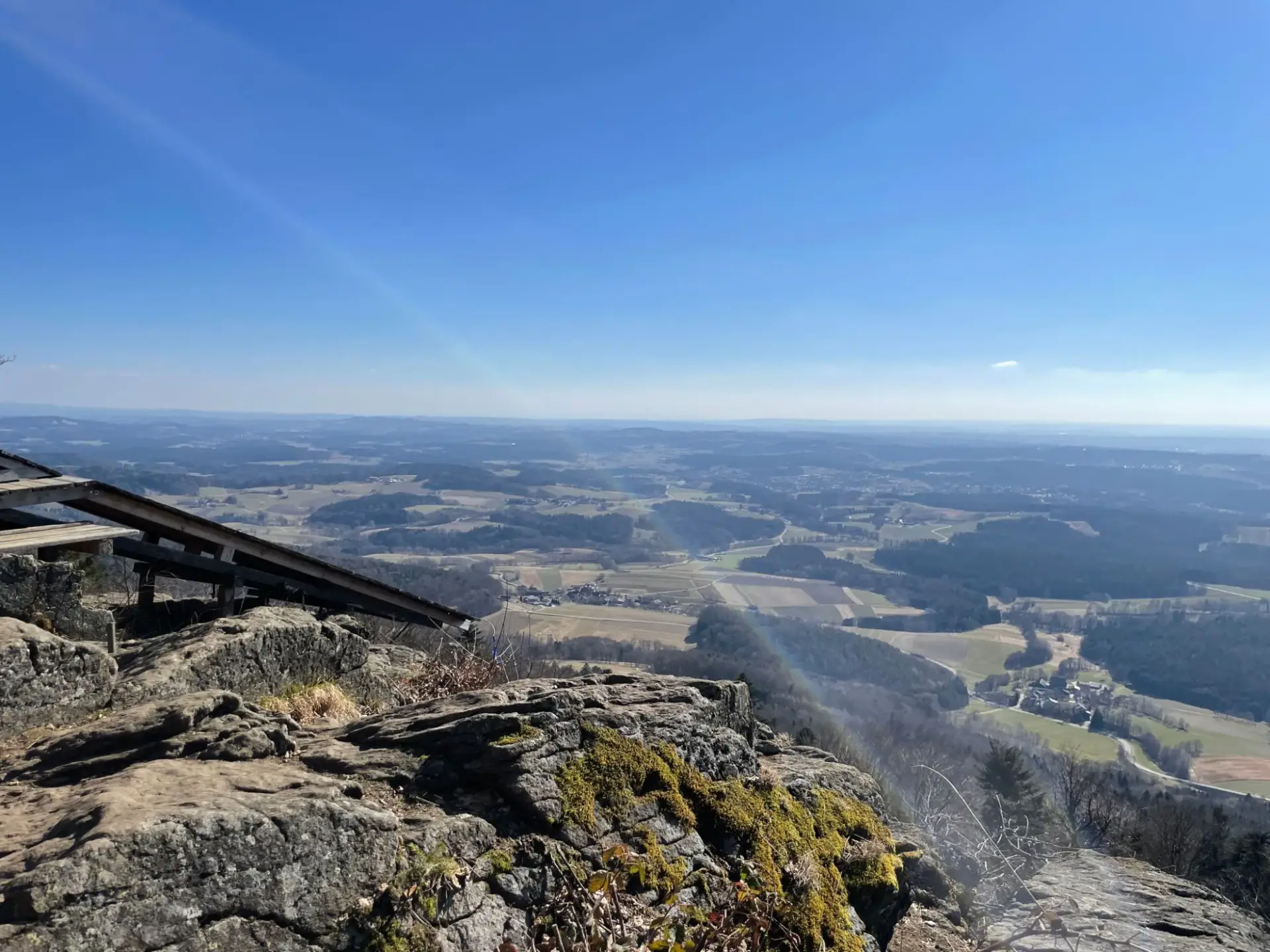 Gipfelfelsen am Großen Büchelstein mit Blick über Felder, Wälder und Dörfer des Vorlands