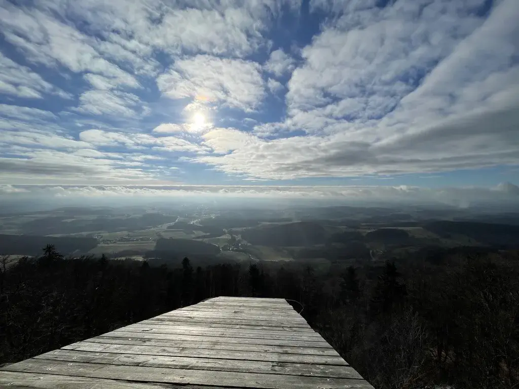 Holzrampe der Drachenschanze am Großen Büchelstein, dahinter weiter Blick ins Land unter Wolken