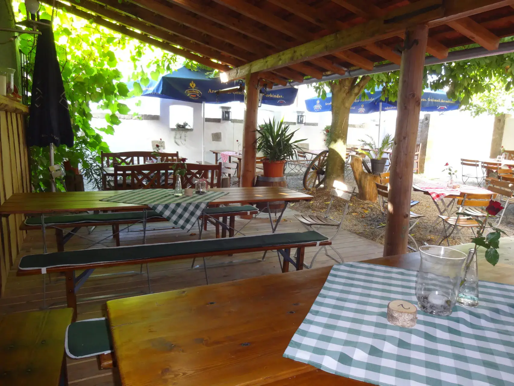 Überdachter Biergarten des Gasthauses Lohner in Grattersdorf
