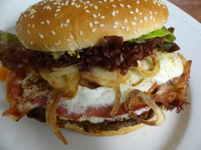 Hausgemachter Burger im Gasthaus Lohner