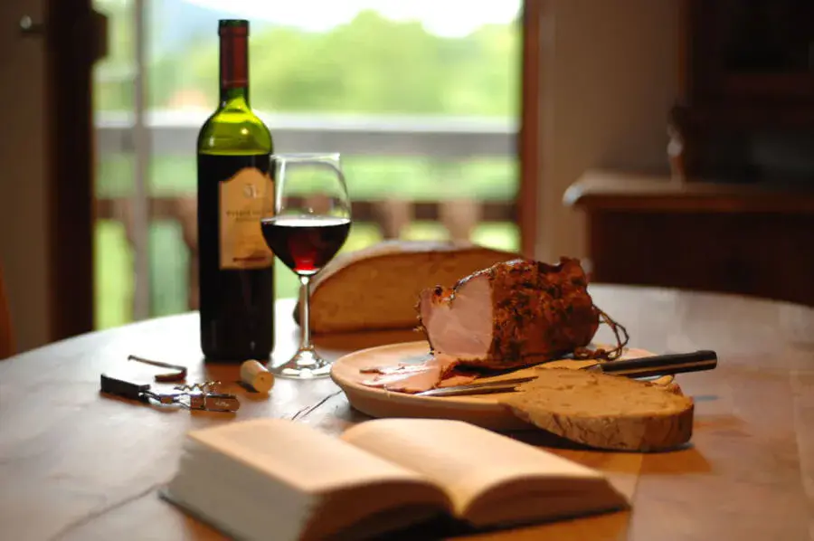 Hausgemachte Brotzeit mit Geräuchertem, Brot und Rotwein im Landgasthof Ranzinger
