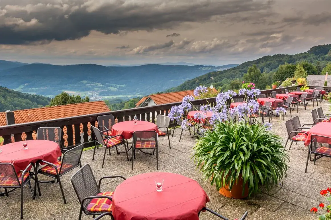 Panorama-Terrasse des Landgasthofs Ranzinger mit Blick über die Hügel des Bayerischen Waldes