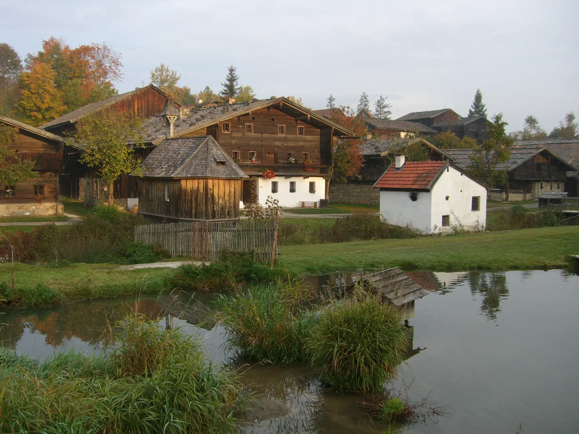 Historische Höfe und Holzhäuser am Weiher im Museumsdorf Bayerischer Wald