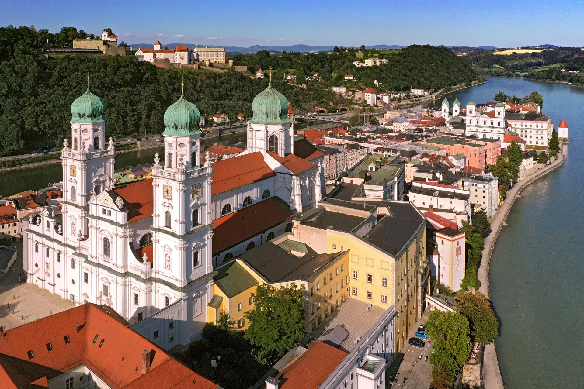 Dom St. Stephan mit seinen grünen Kuppeltürmen über den Dächern der Passauer Altstadt, oben am Hang die Veste Oberhaus