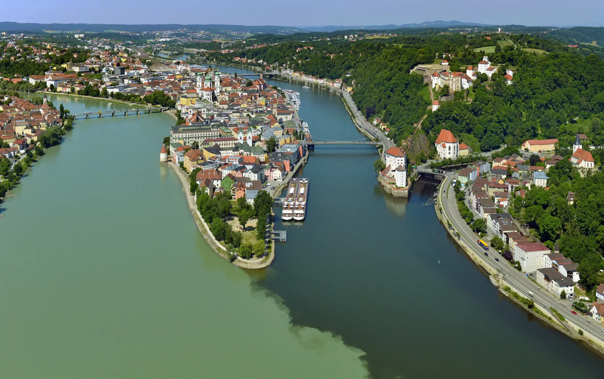 Luftbild vom Dreiflüsseeck: Inn und Donau fließen an der Spitze der Passauer Altstadt zusammen, rechts auf dem Berg die Veste Oberhaus