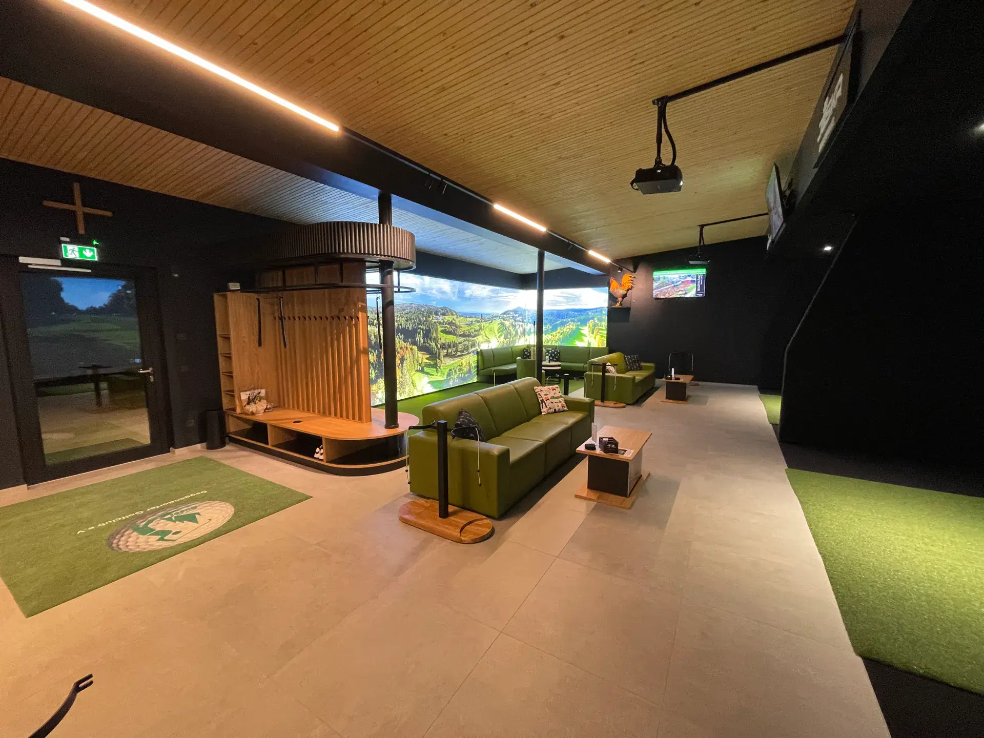 Sitzbereich mit Sofa, Holzbank und Kunstrasen in der Rusel-Arena