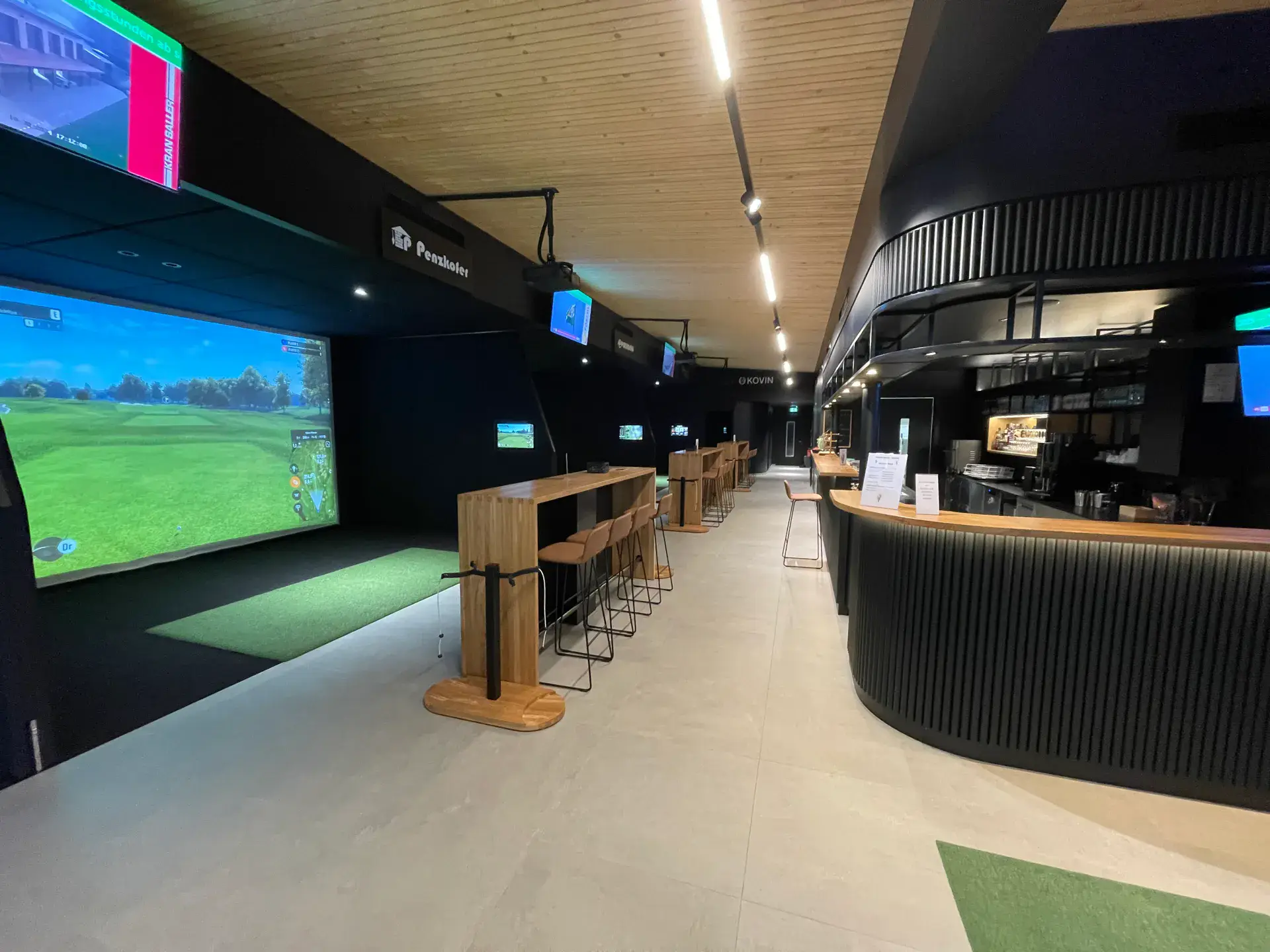 Lange Theke und Stehtische neben den Simulator-Boxen in der Rusel-Arena