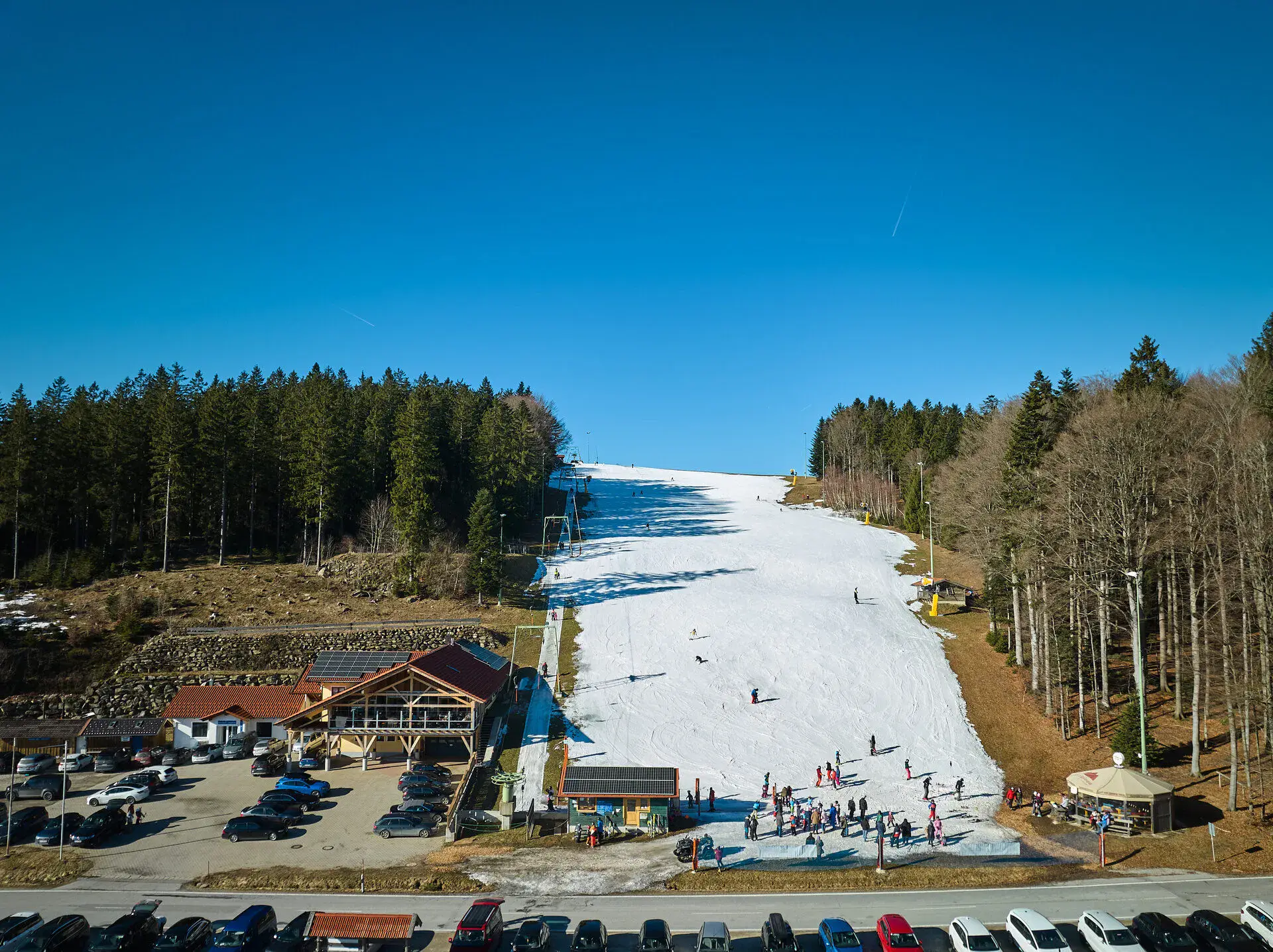 Skigebiet Sonnenwald am Steinberglift von oben: Piste, Schlepplift und Stoaberghütte