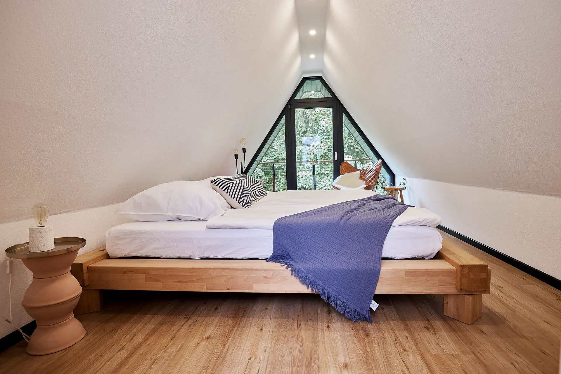 HAUS28 – Upstairs sleeping area with triangular window