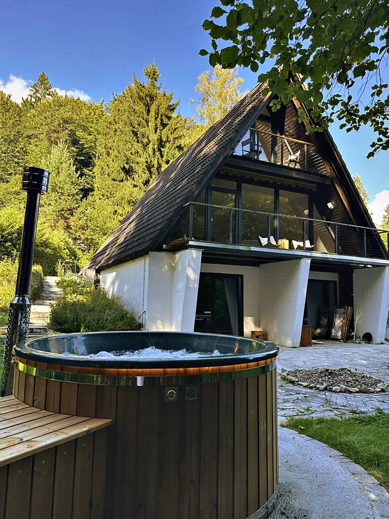 HAUS28 – Hot tub with a view of the A-frame