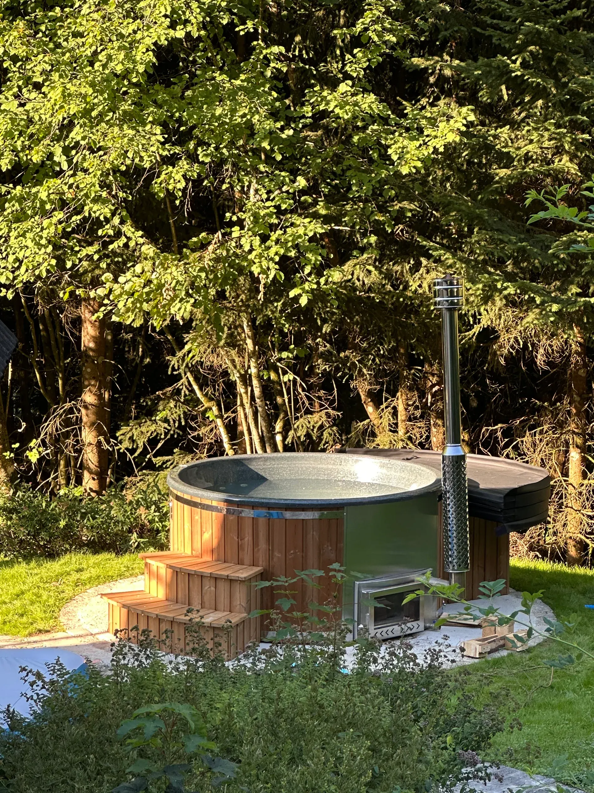 HAUS28 – Privater Outdoor-Whirlpool im Garten am Waldrand