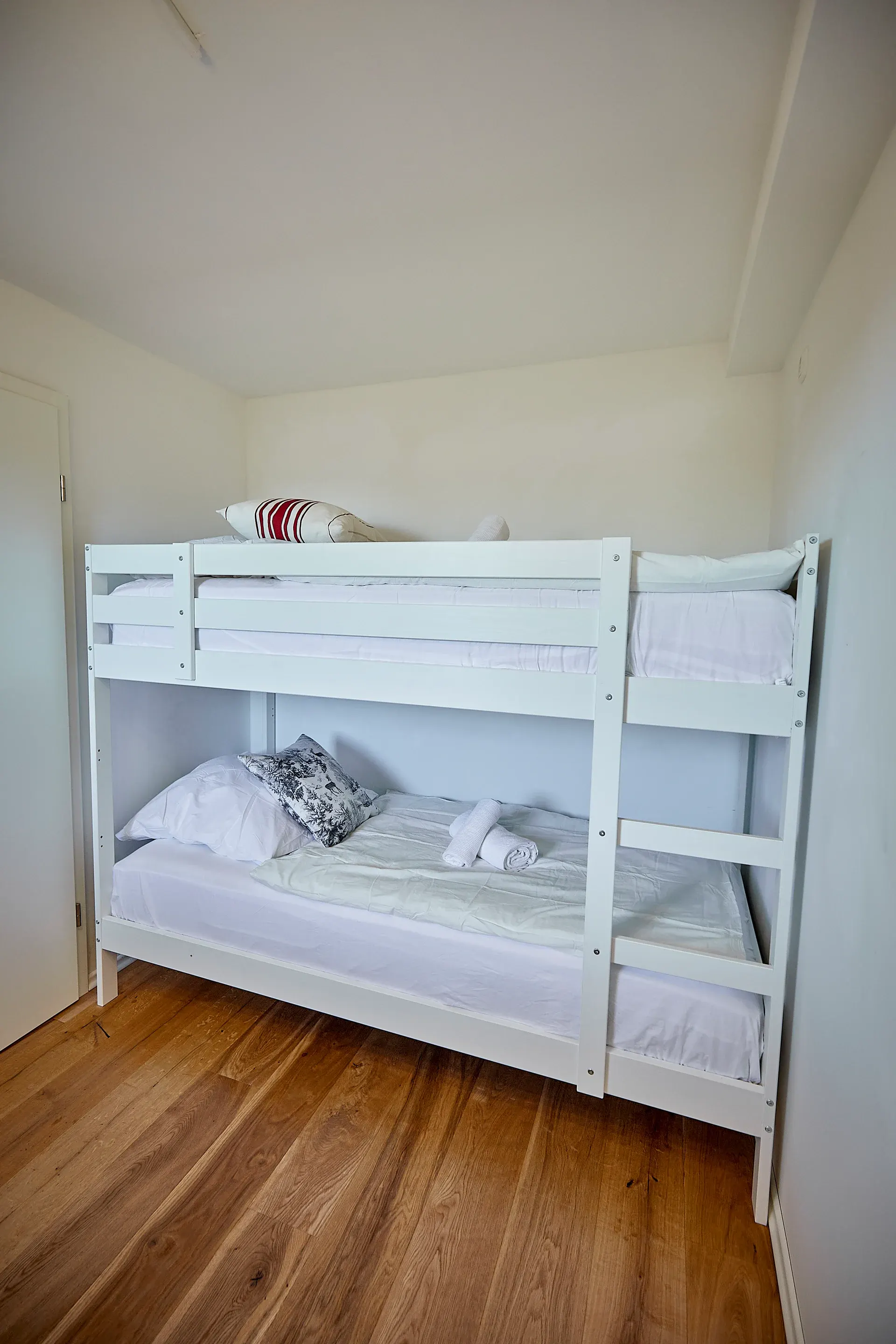 Apartment B5 – Bunk bed side view