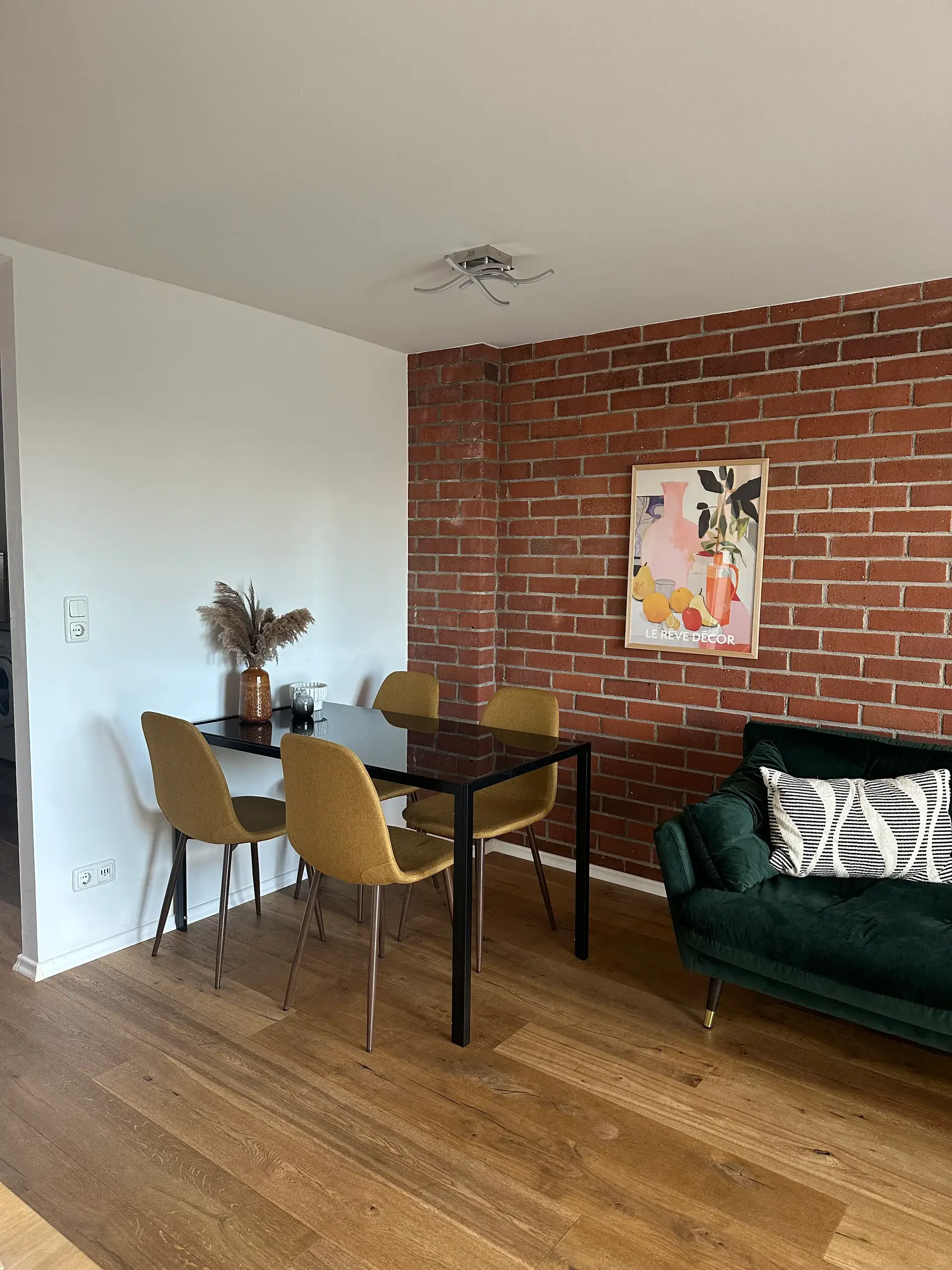 Apartment B6 – Dining area with brick wall