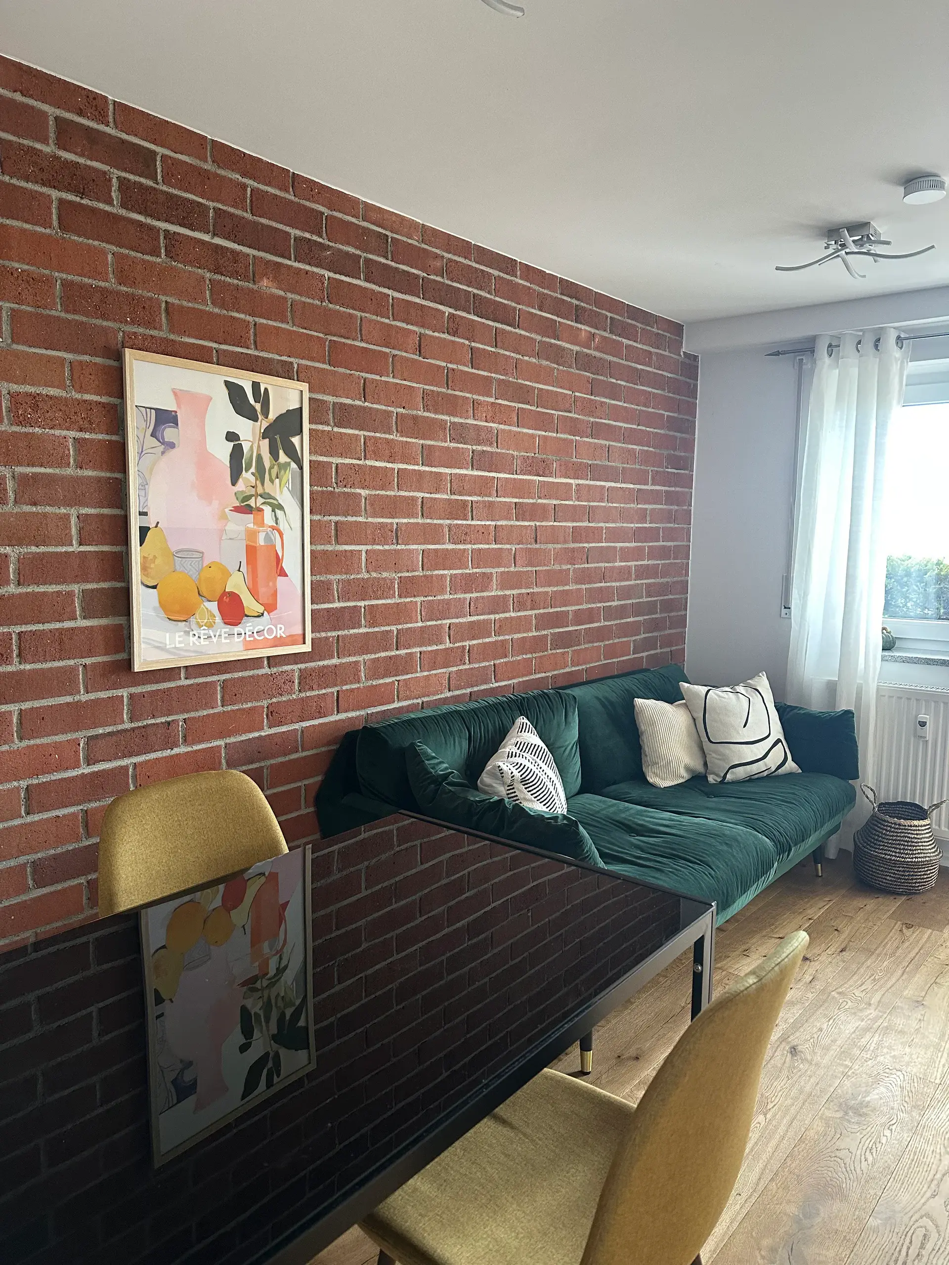 Apartment B6 – Living area with dining table and sofa