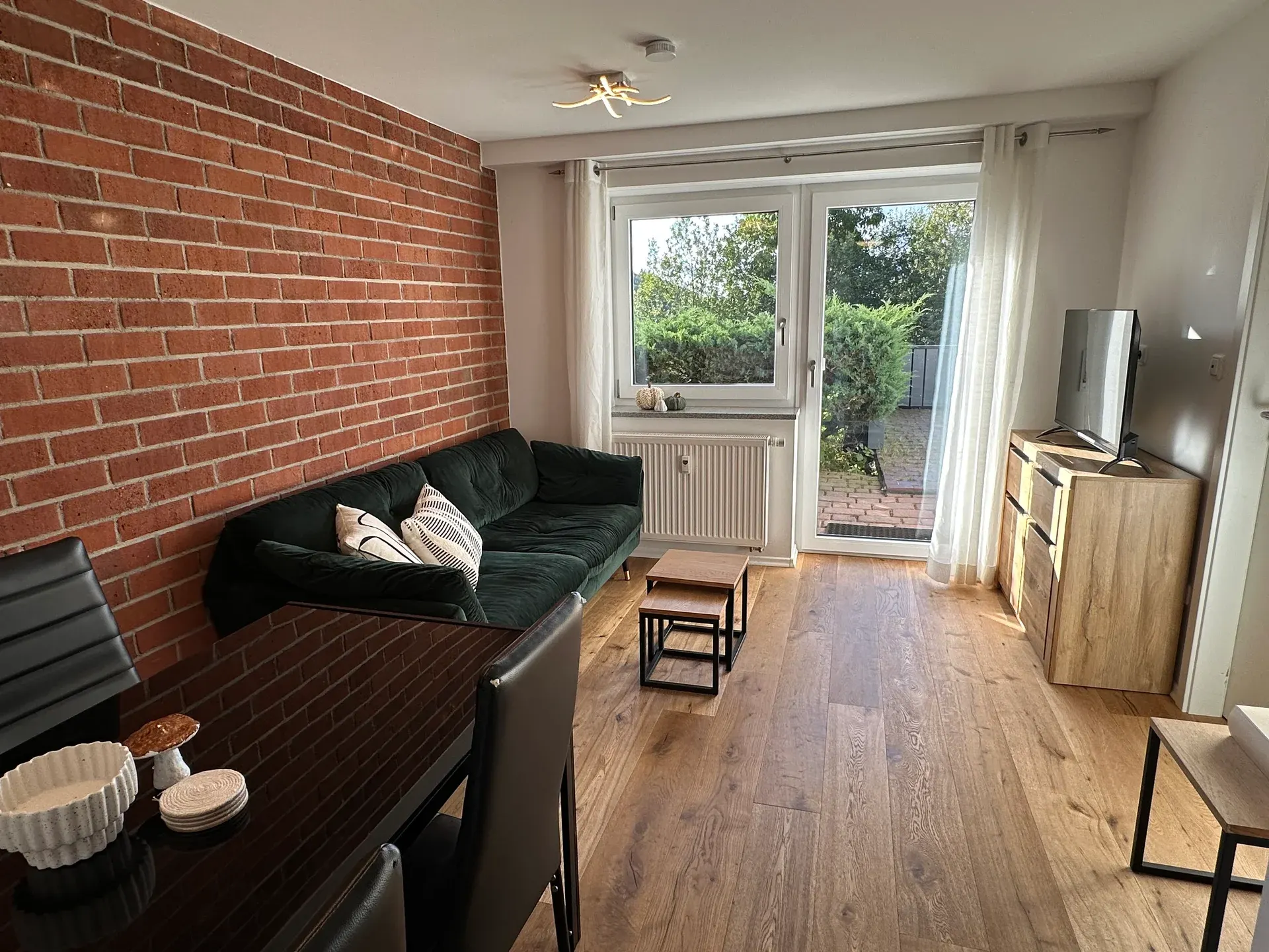 Apartment B6 – Living room with balcony access