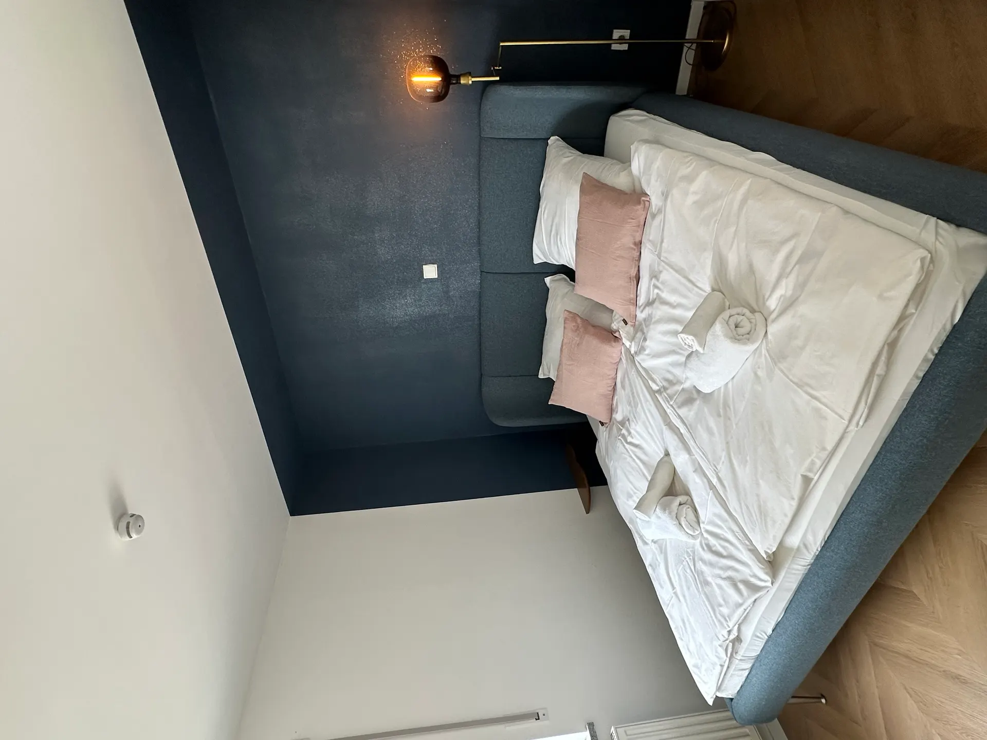 Apartment B7 – Bedroom 1 with king-size bed