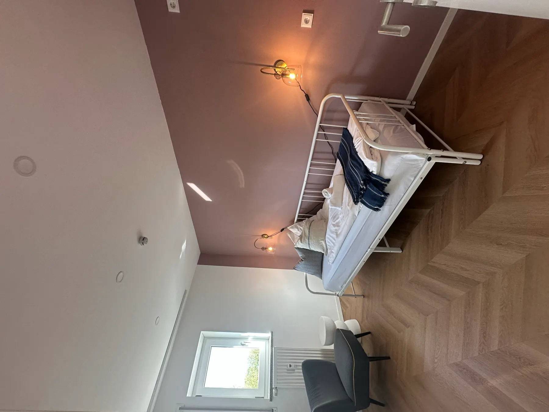 Apartment B7 – Bedroom 2 with daybed & wall lamps